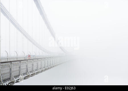 Bristol, Regno Unito. 30 apr 2014. Il ponte sospeso di Clifton scompare nella nebbia come pendolari fanno il loro modo di lavorare a Bristol. Il Met Office ha rilasciato un giallo allarme meteo per il sud dell'Inghilterra e del Galles a causa di fitta nebbia - che ha portato alla distruzione di mattina i voli a Londra e Bristol. 30 aprile 2014 Credit: Adam Gasson/Alamy Live News Foto Stock