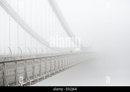 Bristol, Regno Unito. 30 apr 2014. Il ponte sospeso di Clifton scompare nella nebbia come pendolari fanno il loro modo di lavorare a Bristol. Il Met Office ha rilasciato un giallo allarme meteo per il sud dell'Inghilterra e del Galles a causa di fitta nebbia - che ha portato alla distruzione di mattina i voli a Londra e Bristol. 30 aprile 2014 Credit: Adam Gasson/Alamy Live News Foto Stock