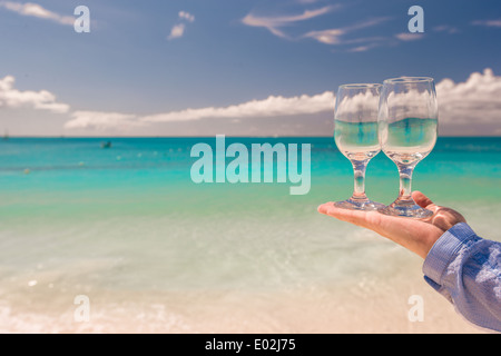 Due bicchieri di vino sullo sfondo del mare turchese Foto Stock