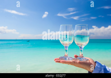 Due bicchieri puliti sullo sfondo del mare turchese Foto Stock