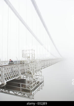 Bristol, Regno Unito. 30 apr 2014. Il ponte sospeso di Clifton scompare nella nebbia come pendolari fanno il loro modo di lavorare a Bristol. Il Met Office ha rilasciato un giallo allarme meteo per il sud dell'Inghilterra e del Galles a causa di fitta nebbia - che ha portato alla distruzione di mattina i voli a Londra e Bristol. 30 aprile 2014 Credit: Adam Gasson/Alamy Live News Foto Stock
