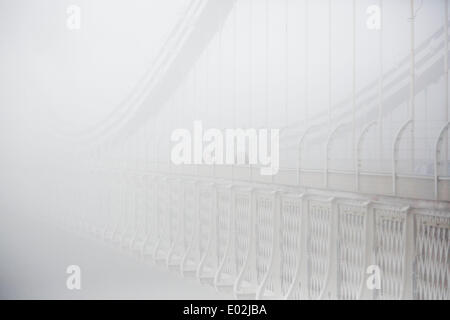 Bristol, Regno Unito. 30 apr 2014. Il ponte sospeso di Clifton scompare nella nebbia come pendolari fanno il loro modo di lavorare a Bristol. Il Met Office ha rilasciato un giallo allarme meteo per il sud dell'Inghilterra e del Galles a causa di fitta nebbia - che ha portato alla distruzione di mattina i voli a Londra e Bristol. 30 aprile 2014 Credit: Adam Gasson/Alamy Live News Foto Stock