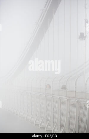Bristol, Regno Unito. 30 apr 2014. Il ponte sospeso di Clifton scompare nella nebbia come pendolari fanno il loro modo di lavorare a Bristol. Il Met Office ha rilasciato un giallo allarme meteo per il sud dell'Inghilterra e del Galles a causa di fitta nebbia - che ha portato alla distruzione di mattina i voli a Londra e Bristol. 30 aprile 2014 Credit: Adam Gasson/Alamy Live News Foto Stock