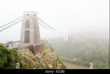 Bristol, Regno Unito. 30 apr 2014. Il ponte sospeso di Clifton scompare nella nebbia come pendolari fanno il loro modo di lavorare a Bristol. Il Met Office ha rilasciato un giallo allarme meteo per il sud dell'Inghilterra e del Galles a causa di fitta nebbia - che ha portato alla distruzione di mattina i voli a Londra e Bristol. 30 aprile 2014 Credit: Adam Gasson/Alamy Live News Foto Stock