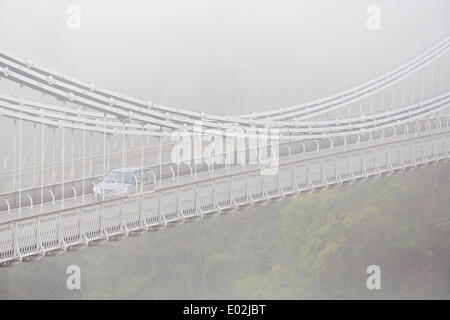 Bristol, Regno Unito. 30 apr 2014. Il ponte sospeso di Clifton scompare nella nebbia come pendolari fanno il loro modo di lavorare a Bristol. Il Met Office ha rilasciato un giallo allarme meteo per il sud dell'Inghilterra e del Galles a causa di fitta nebbia - che ha portato alla distruzione di mattina i voli a Londra e Bristol. 30 aprile 2014 Credit: Adam Gasson/Alamy Live News Foto Stock