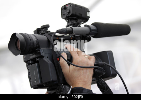 Mano del cameraman tenendo la telecamera video Foto Stock