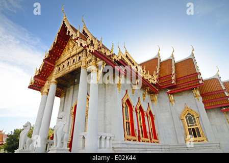 Tempio thailandese, Wat Benchamabophit Dusitvanaram, prese sotto un cielo blu chiaro. Foto Stock