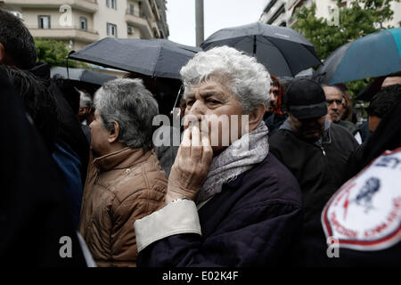 Salonicco, Grecia. 30 apr 2014. Decine di greci hanno aspettato per ore angusti per cibo gratuito dispensa i pacchetti da parte degli agricoltori di mercoledì. I produttori che vendono i loro prodotti agricoli a mercati all'aperto in tutto il paese iniziare un aperto-chiuso sciopero in segno di protesta contro le proposte di modifica alla legislazione che disciplina il modo in cui i mercati sono gestiti. Salonicco, Grecia il Mercoledi 30 Aprile 2014. Credito: Konstantinos Tsakalidis/Alamy Live News Foto Stock