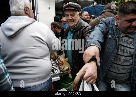 Salonicco, Grecia. 30 apr 2014. Un uomo anziano mantiene un sacchetto con pesci. Decine di greci hanno aspettato per ore angusti per cibo gratuito dispensa i pacchetti da parte degli agricoltori di mercoledì. I produttori che vendono i loro prodotti agricoli a mercati all'aperto in tutto il paese iniziare un aperto-chiuso sciopero in segno di protesta contro le proposte di modifica alla legislazione che disciplina il modo in cui i mercati sono gestiti. Salonicco, Grecia il Mercoledi 30 Aprile 2014. Credito: Konstantinos Tsakalidis/Alamy Live News Foto Stock