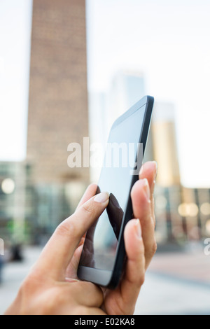 La cella femmina telefono a mano outdoor sms messaggi e-mail Foto Stock