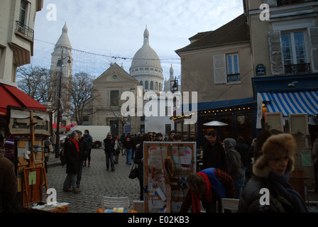 Artisti disegno e pittura su loro cavalletti, Place du Tertre, Montmartre, Paris, Francia. Foto Stock