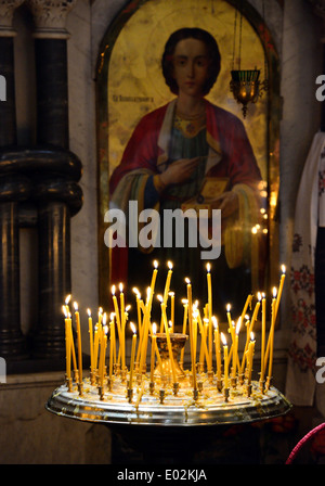 Candele prima dell'icona Foto Stock