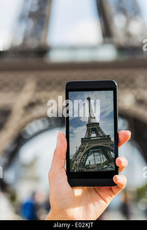 Femmina di smart phone phtography viaggiare in Francia Foto Stock