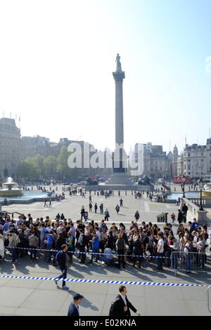 Londra, Regno Unito. 30 apr 2014. Il voto postale non è consentito in elezioni in Sudafrica in modo tale che le persone in coda per la possibilità di votare in ambasciata. 9863 persone sono registrate per il voto in London Credit: Rachel Megawhat/Alamy Live News Foto Stock