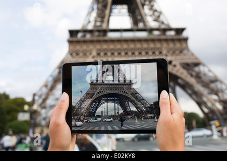 Turista femminile di scattare una foto della Torre Eiffel Foto Stock