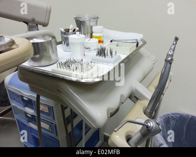 Trapani e punte da trapano in una clinica dentale come si vede dal paziente Foto Stock