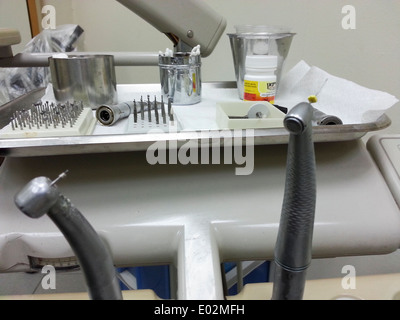 Trapani e punte da trapano in una clinica dentale come si vede dal paziente Foto Stock