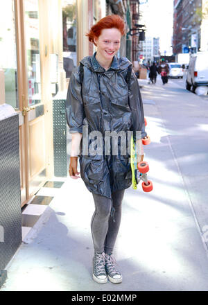 Margarita Babima passeggiando nella città di New York - Aprile 24, 2014 - Foto: Pista Manhattan/Charles Eshelman/picture alliance Foto Stock