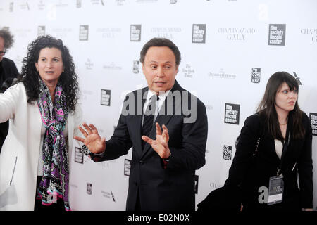 La città di New York. 28 apr 2014. Billy Crystal assiste la quarantunesima edizione annuale premio Chaplin a Gala Avery Fisher Hall presso il Lincoln Center per le Arti dello spettacolo il 28 aprile 2014 a New York City./picture alliance © dpa/Alamy Live News Foto Stock