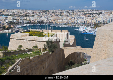 Valletta mura, cercando di Manoel Island, Sliema, nord di Malta, l'Europa. Foto Stock