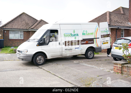 Raccolta di trasporto van per Worthing food bank re amato (sourcing mobili per case in necessità) gestito da progetti thinkinc.org.uk Foto Stock