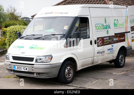 Raccolta di trasporto van per Worthing food bank re amato (sourcing mobili per case in necessità) gestito da progetti thinkinc.org.uk Foto Stock