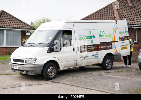 Raccolta di trasporto van per Worthing food bank re amato (sourcing mobili per case in necessità) gestito da progetti thinkinc.org.uk Foto Stock