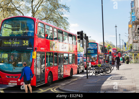 Autobus rossi di Londra in lento movimento del traffico. Foto Stock