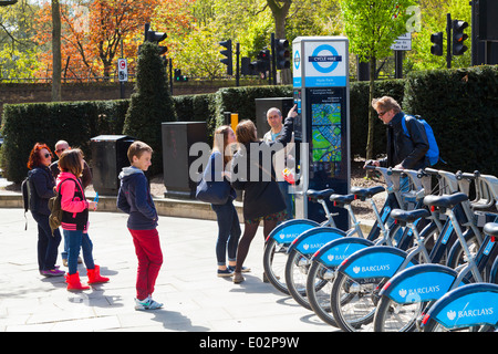 Le persone che usano la Barclays London cycle punto nel verde parco. Foto Stock