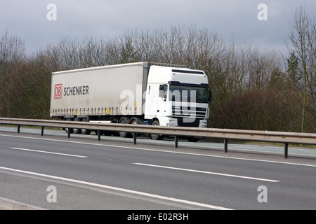 Un DB Schenker autocarro articolato che viaggiano lungo la A12 a doppia carreggiata in Essex, Inghilterra Foto Stock