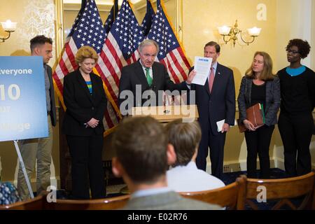 Iowa il senatore Tom Harkin stand con un gruppo dei democratici per il lancio di un push per passare pay equità tra uomini e donne e una proposta per aumentare il minimo federale di aumento salariale a $10.10 per ora il 29 aprile 2014 a Washington, DC. Foto Stock