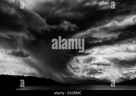 Nuvole temporalesche forma sopra il nero montagne Cuillin sull'Isola di Skye.Scozia Scotland Foto Stock