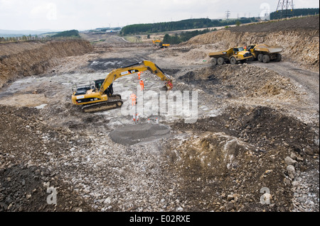Groundworks in corso sui miglioramenti alla A465 Capi delle valli road a Ebbw Vale Blaenau Gwent South Wales UK Foto Stock
