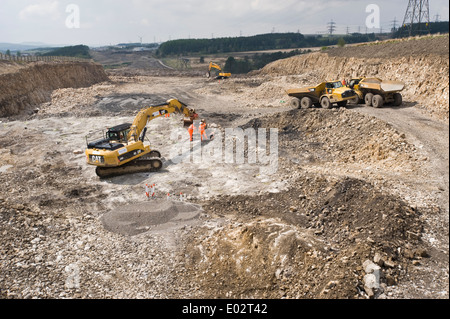 Groundworks in corso sui miglioramenti alla A465 Capi delle valli road a Ebbw Vale Blaenau Gwent South Wales UK Foto Stock