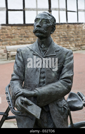 Statua del compositore Edward Elgar nel centro della città di Hereford Herefordshire England Regno Unito Foto Stock