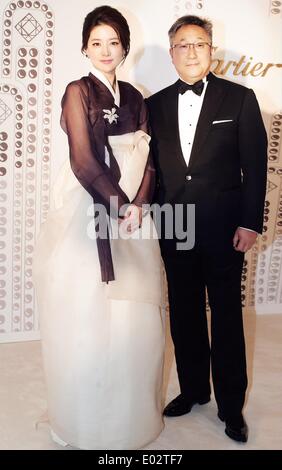 Hong Kong, Cina. Xxv Aprile, 2014. Sud attrice coreana Lee Young Ae assiste attività commerciale indossando Coreana tradizionale abbigliamento in Hong Kong in Cina il Venerdì 25 Aprile, 2014. © TopPhoto/Alamy Live News Foto Stock