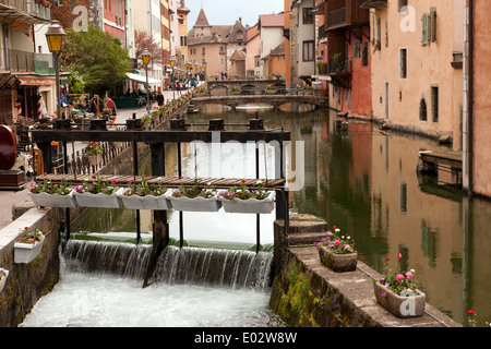Canali di Annecy-le-Vieux, nella regione Rhône-Alpes del sud est della Francia. Foto Stock