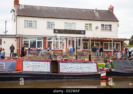 Junction Inn at Norbury giunzione sul Shropshire Union Canal Norbury vicino a Stafford Staffordshire England Regno Unito Foto Stock