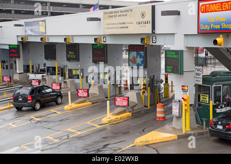 Detroit, Michigan - Caselli per i driver di linea per il Canada attraverso il tunnel Detroit-Windsor. Foto Stock