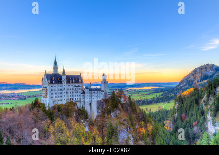 Neuschwanstein, incantevole paesaggio autunnale Foto panoramica del castello da favola vicino a Monaco di Baviera, Germania Foto Stock