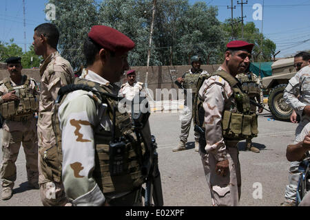 Baghdad in Iraq. 30 apr 2014. Le forze di sicurezza membri posizionarsi al di fuori di un seggio a Baghdad, Iraq, 30 aprile 2014. Dieci persone sono state uccise e 22 altri feriti in attacchi separati di bersagliamento di centri di polling in Iraq il Mercoledì, la polizia ha detto. Credito: cui Xinyu/Xinhua/Alamy Live News Foto Stock