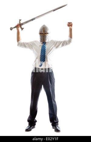 Un giovane imprenditore isolato su uno sfondo bianco tenendo una spada in acciaio e indossando un timone Foto Stock