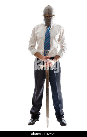 Un giovane imprenditore isolato su uno sfondo bianco tenendo una spada in acciaio e indossando un timone Foto Stock