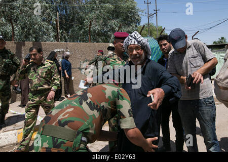 Baghdad in Iraq. 30 apr 2014. Le forze di sicurezza controllare i membri votanti al di fuori di un punto di polling a Baghdad, Iraq, 30 aprile 2014. Dieci persone sono state uccise e 22 altri feriti in attacchi separati di bersagliamento di centri di polling in Iraq il Mercoledì, la polizia ha detto. Credito: cui Xinyu/Xinhua/Alamy Live News Foto Stock