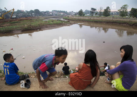 A Sud di Giacarta, a Jakarta, Indonesia. 29 apr 2014. Gruppo di bambini aventi tempo di pomeriggio a Pesanggrahan River-Tanah Kusir. Come parte del fiume normalizzazione allargando il fiume spazio e mettere calcestruzzo su ciascun lato del fiume dal governo di Giacarta sotto il governatore di Joko Widodo, fiume pesanggrahan normalizzazione aiuterà a prevenire le alluvioni in corrispondenza della zona circostante, At Tanah Kusir quando piove pesante si è verificato il solito colpire il vicino cimitero che causando molte cimitero farà inondare con acqua. Dopo la normalizzazione che bersagliata terminato nel 2015, il fiume che non causa alcuna ondata di nuovo. Capodanno Foto Stock