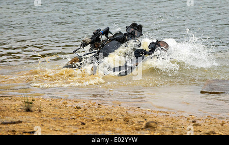 Marines americani emergono dall'acqua durante il combattente subacqueo e spiaggia di formazione di ricognizione a Camp Hansen Aprile 24, 2014 a Okinawa, Giappone. Foto Stock