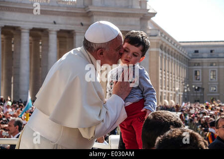 Città del Vaticano. Il 30 aprile 2014. Papa Francesco - Udienza generale del 30 aprile 2014 Credit: Davvero Facile Star/Alamy Live News Foto Stock