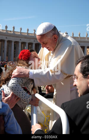 Città del Vaticano. Il 30 aprile 2014. Papa Francesco - Udienza generale del 30 aprile 2014 Credit: Davvero Facile Star/Alamy Live News Foto Stock