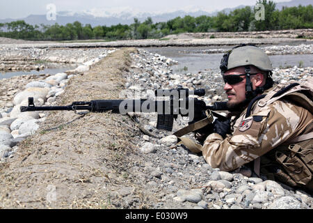 Una repubblica ceca soldato fornisce la sicurezza durante una pattuglia counterinsurgency Aprile 29, 2014 vicino al Drya Ye Panjshayr river, Parwan provincia, Afghanistan. Foto Stock