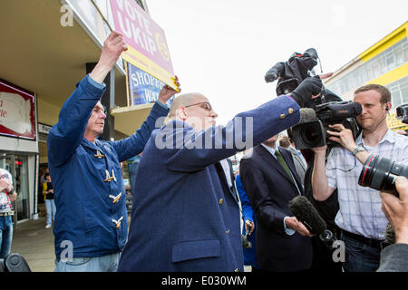 Swansea, Wales, Regno Unito. Il 30 aprile 2014. Una accesa discussione tra il UKIP sostenitore di partito e opposizione militante in Swansea davanti alla cancellata aborigeno dai leader dell'UKIP Nigel Farage. Credito: Giovanni Wellings/Alamy Live News Foto Stock